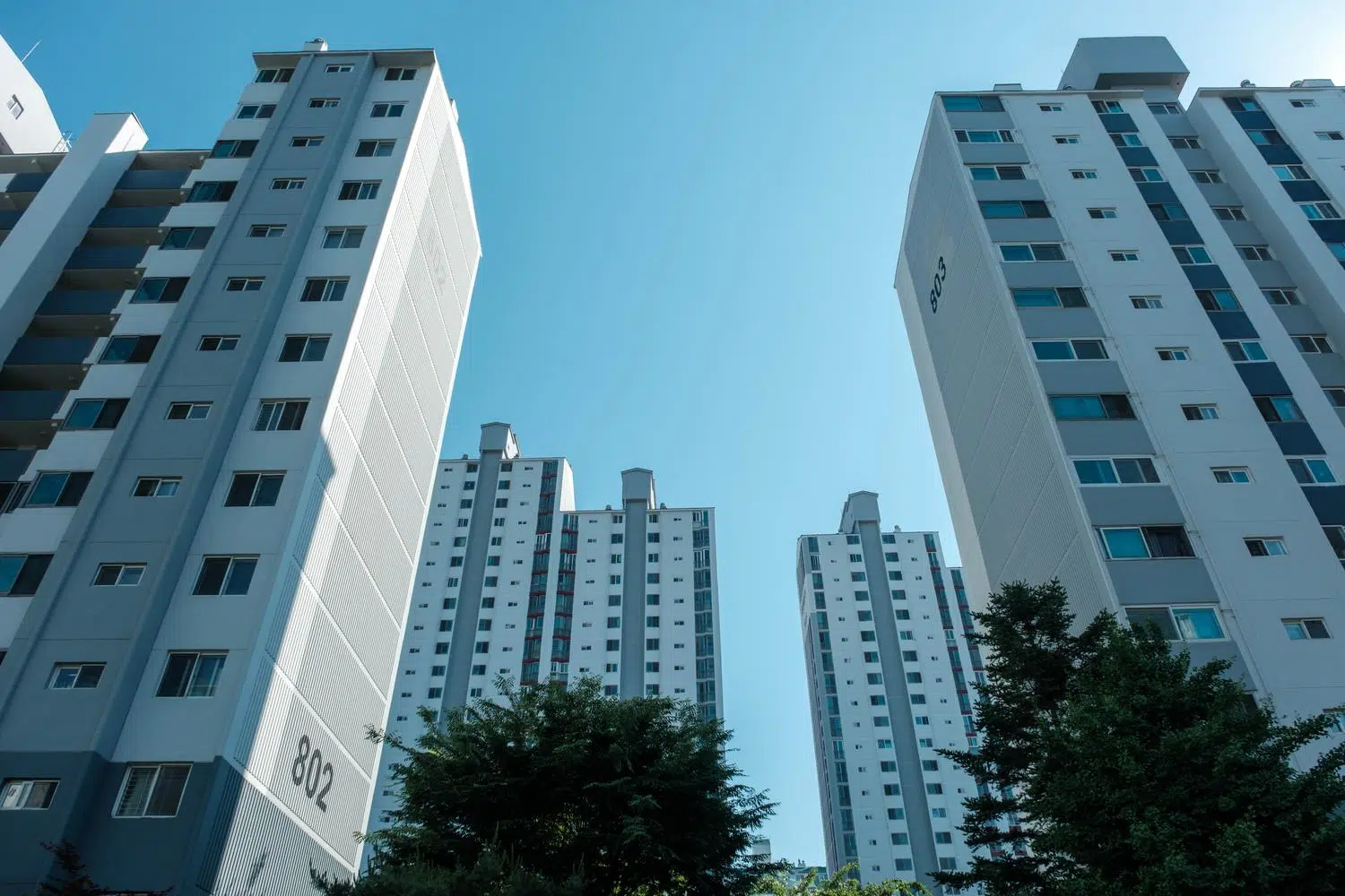 ilsan-muncheon-jugong-apartments The Munchon Jugong housing estate in Ilsan New Town, built in the early 1990s, is one of the 30 apartment blocks that would have to be able to transform into a massive defensive infrastructure in the event of an invasion by North Korea, which lies 15 km away, and turn into a hellish scene of Stalingrad-style urban combat. (May 2026).