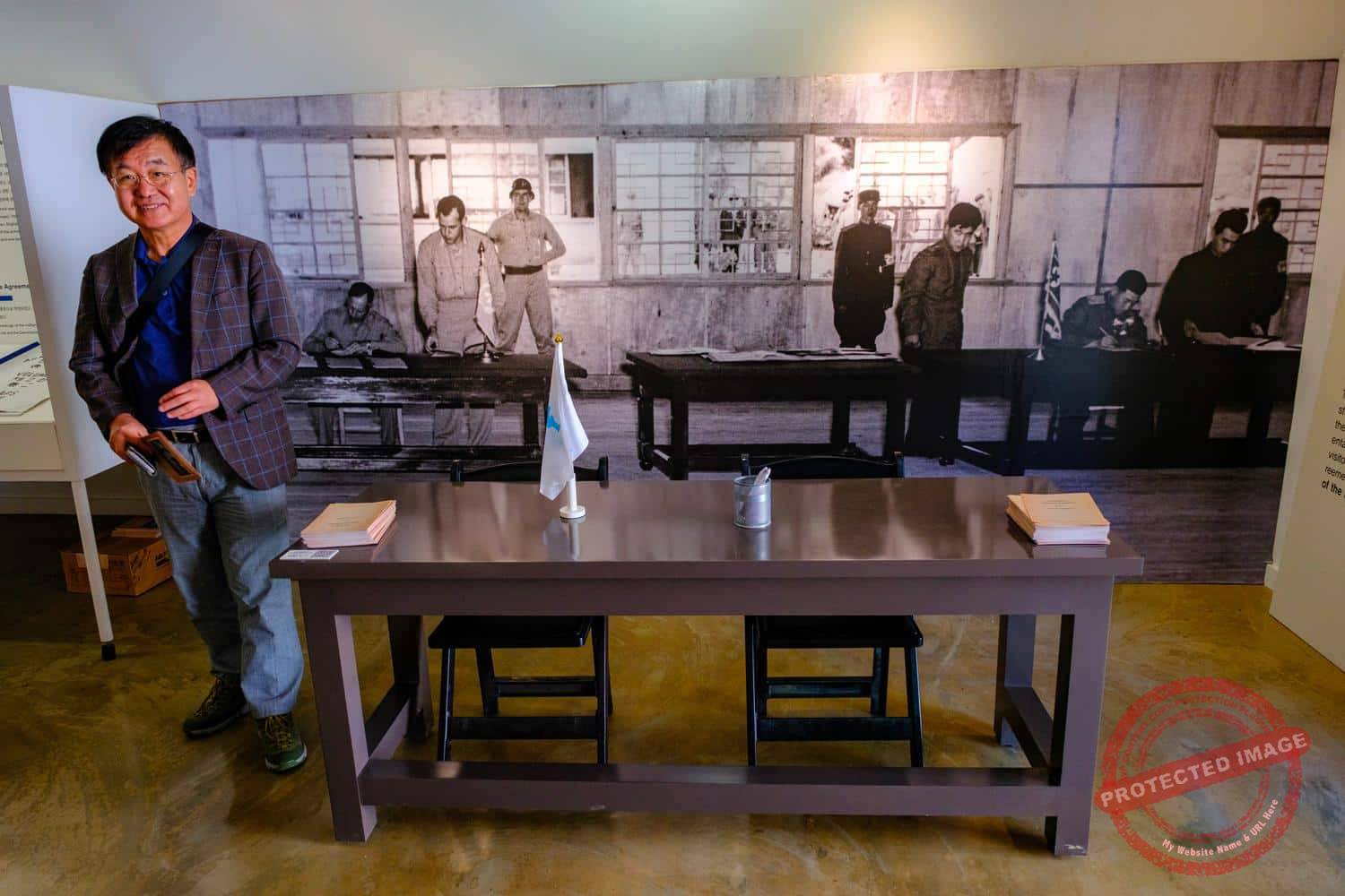 imjingak-camp-greaves-armistice-signature At the former US military base at Camp Greaves, a room allows visitors to sign the 1953 armistice agreement as if they were the commander-in-chief of the United Nations, of the North Korean People's army or of the Chinese forces. In the event that the opposing party seeks to renege on its commitments, you can keep a copy of the agreement you have signed (October 2024).