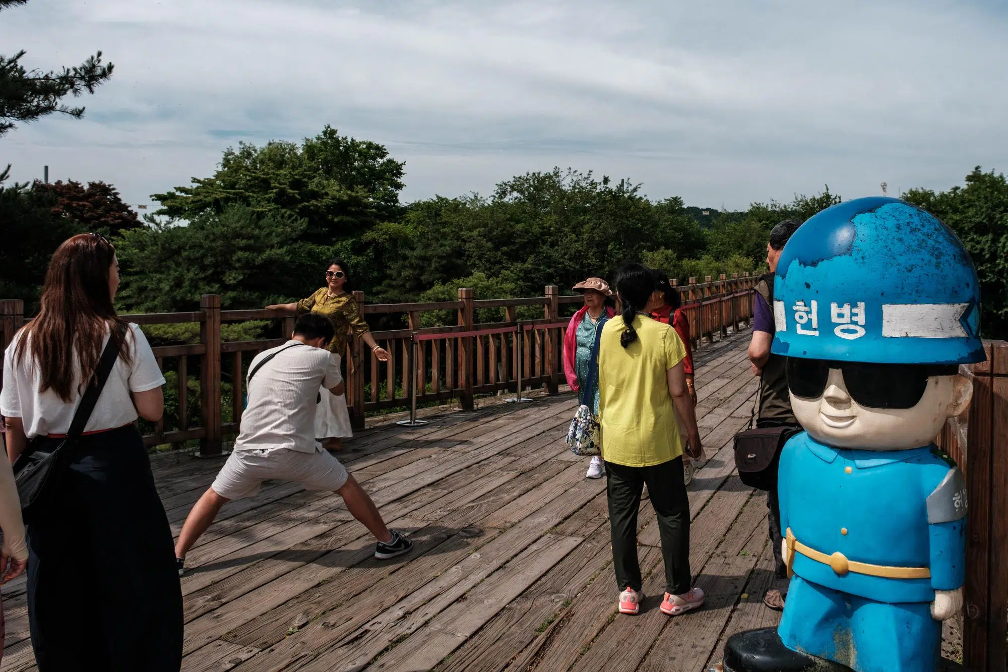 imjingak-freedom-bridge-tourists-pictures-2026 A wooden platform at Imjingak evokes the original “Bridge of Freedom,” across which prisoners of war returned from North Korea (June 2026).