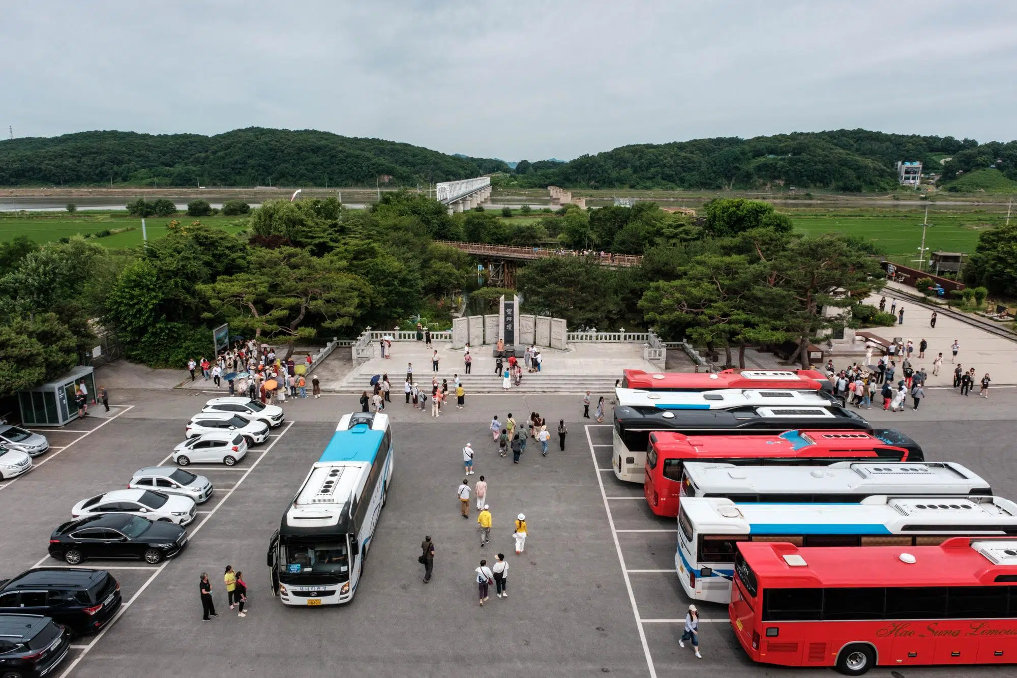 imjingak-manghyangdae-buses-tourists-2026 General view of Imjingak's main tourist attractions: the Mangbaedan altar and the Freedom Bridge in the background (June 2026).
