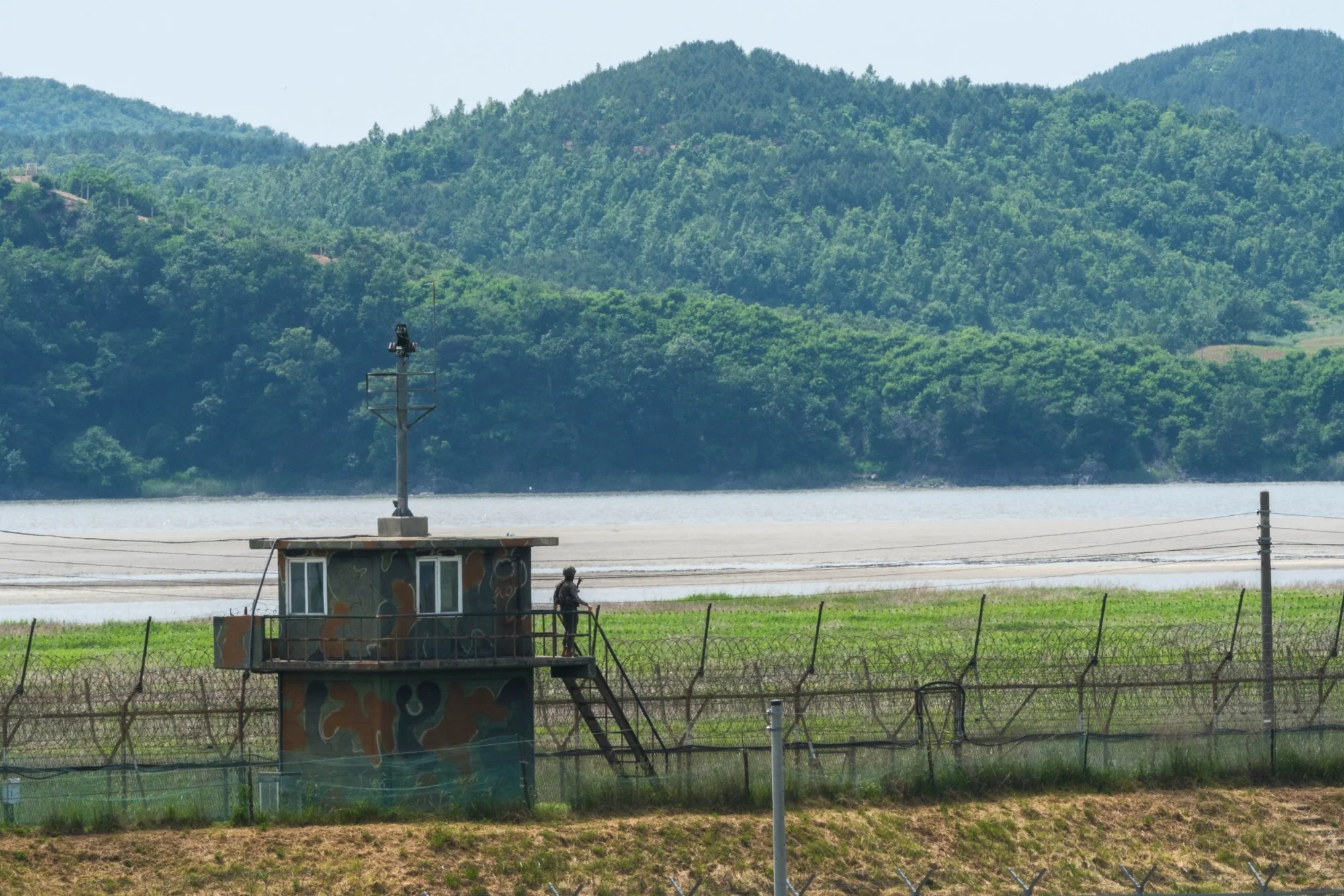 imjingang-paju-fence A South Korean soldier stands guard on a watchtower along the Imjin River, which marks the border with North Korea (June 2025).