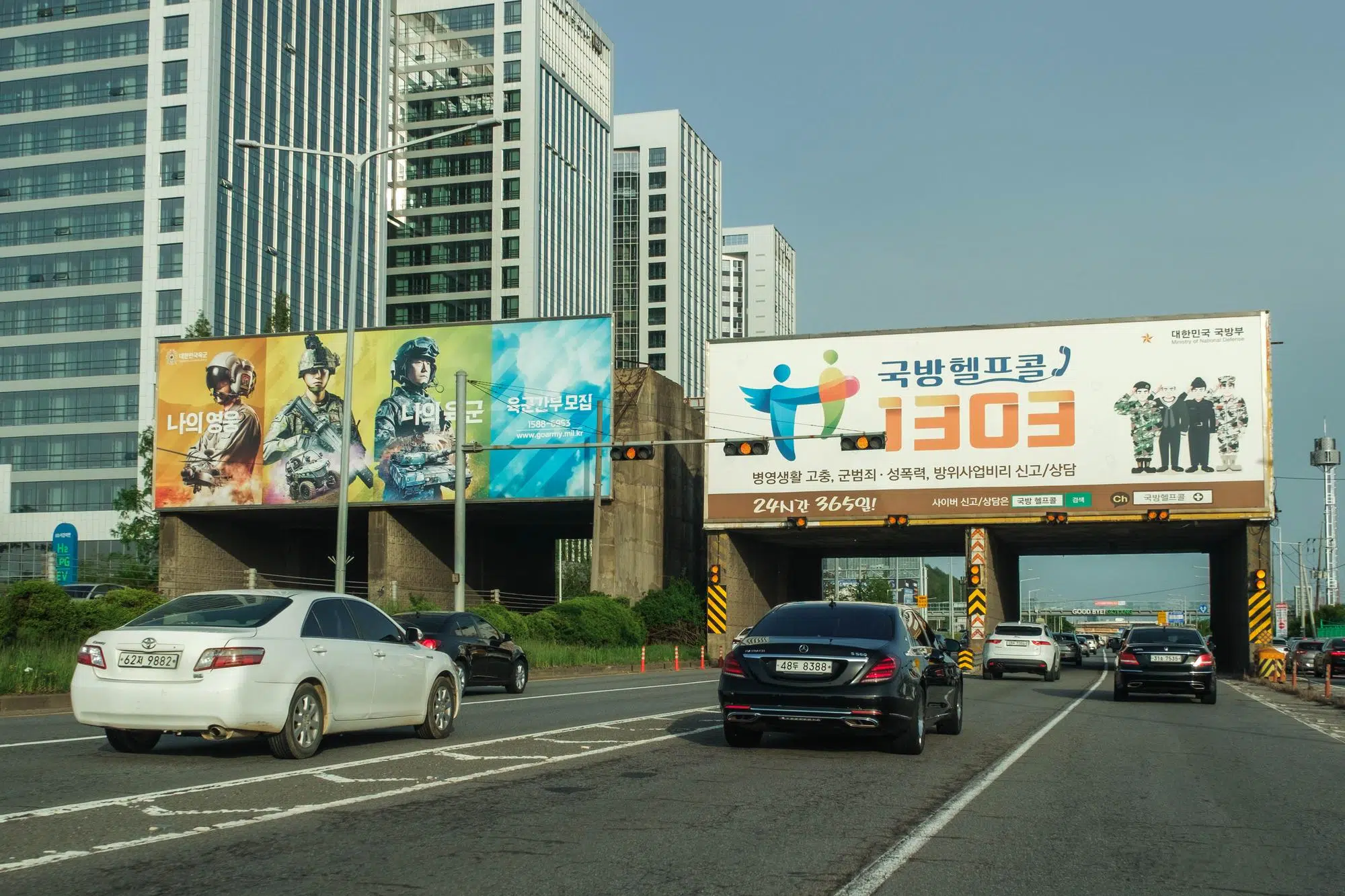jayu-ro-goyang-tank-obstacle-rock-drop-korea The Goyang anti-tank obstacle on Jayu-ro just before entering Seoul (May 2025).