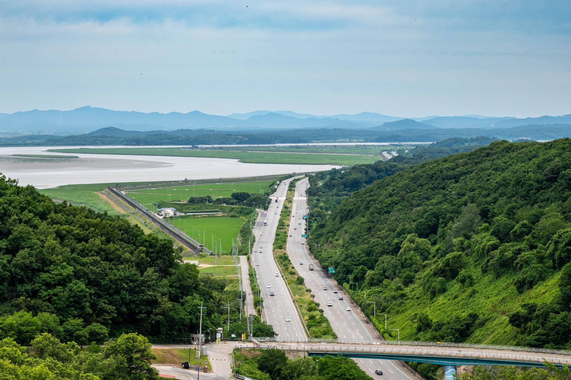 jayu-ro-seongdong-ic-border-korea-2026 Jayu-ro, north of the Odusan Observatory. The Seongjeong Interchange (in the center of the image) is the point on the road closest to North Korea, just 1,000 meters from the border in the middle of the Imjin River (June 2026).