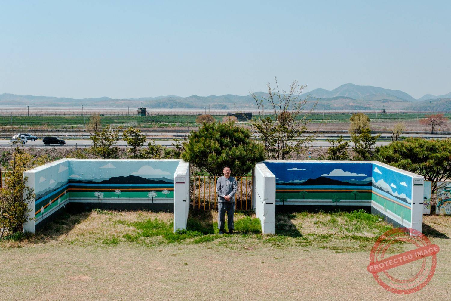 jayuro-bunker-gallery-yes-danny-kim Artist Kim Dae-nyeon, aka Danny Kim, poses in front of two fortified tank emplacements he has decorated above his gallery-bunker.