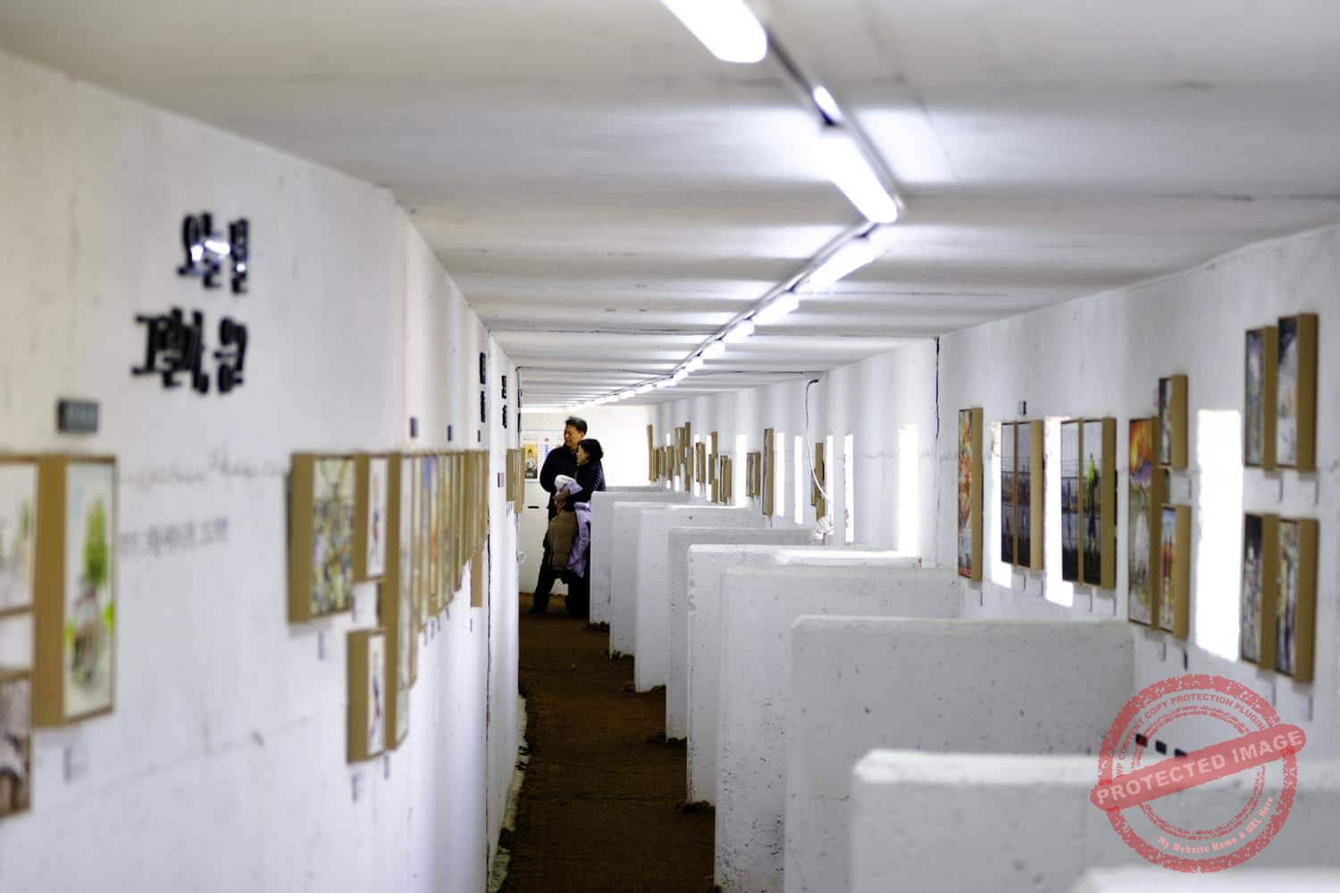 jayuro-bunker-gallery-yes-visitors People visit the Bunker Gallery Yes! where artist Kim Dae-nyeon, aka Danny Kim, exhibits his drawings (February 2025).