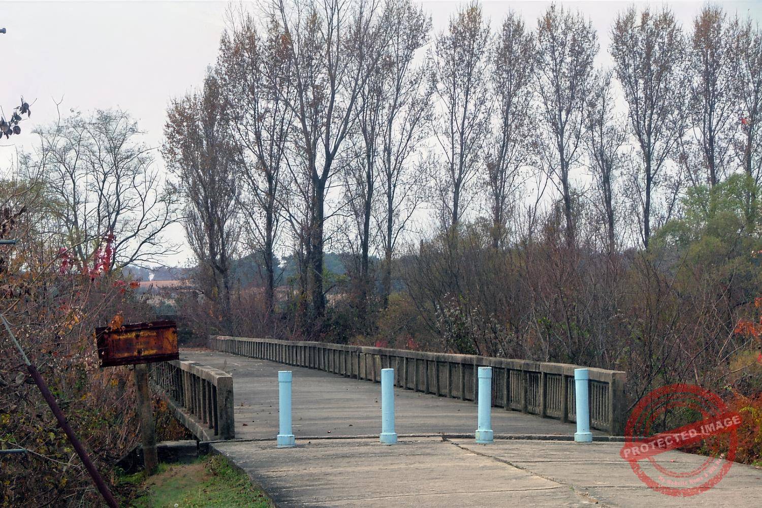 jsa-panmunjom-200511-18 The "Bridge of No Return" across the Military Demarcation Line, where prisonners were exchanged after the Korean War (November 2005).