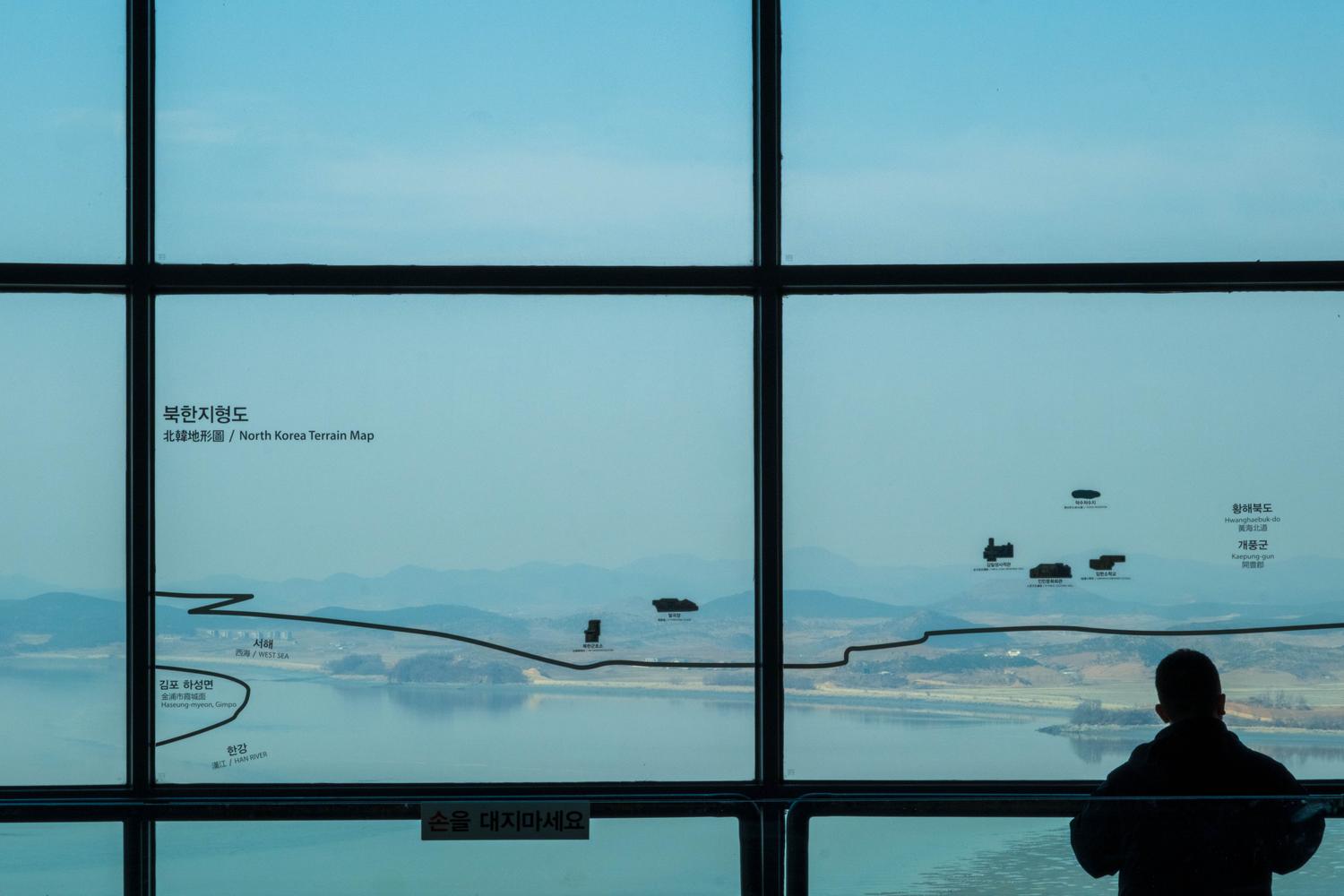 People look at North Korea from the Odusan Observatory (April 2025).