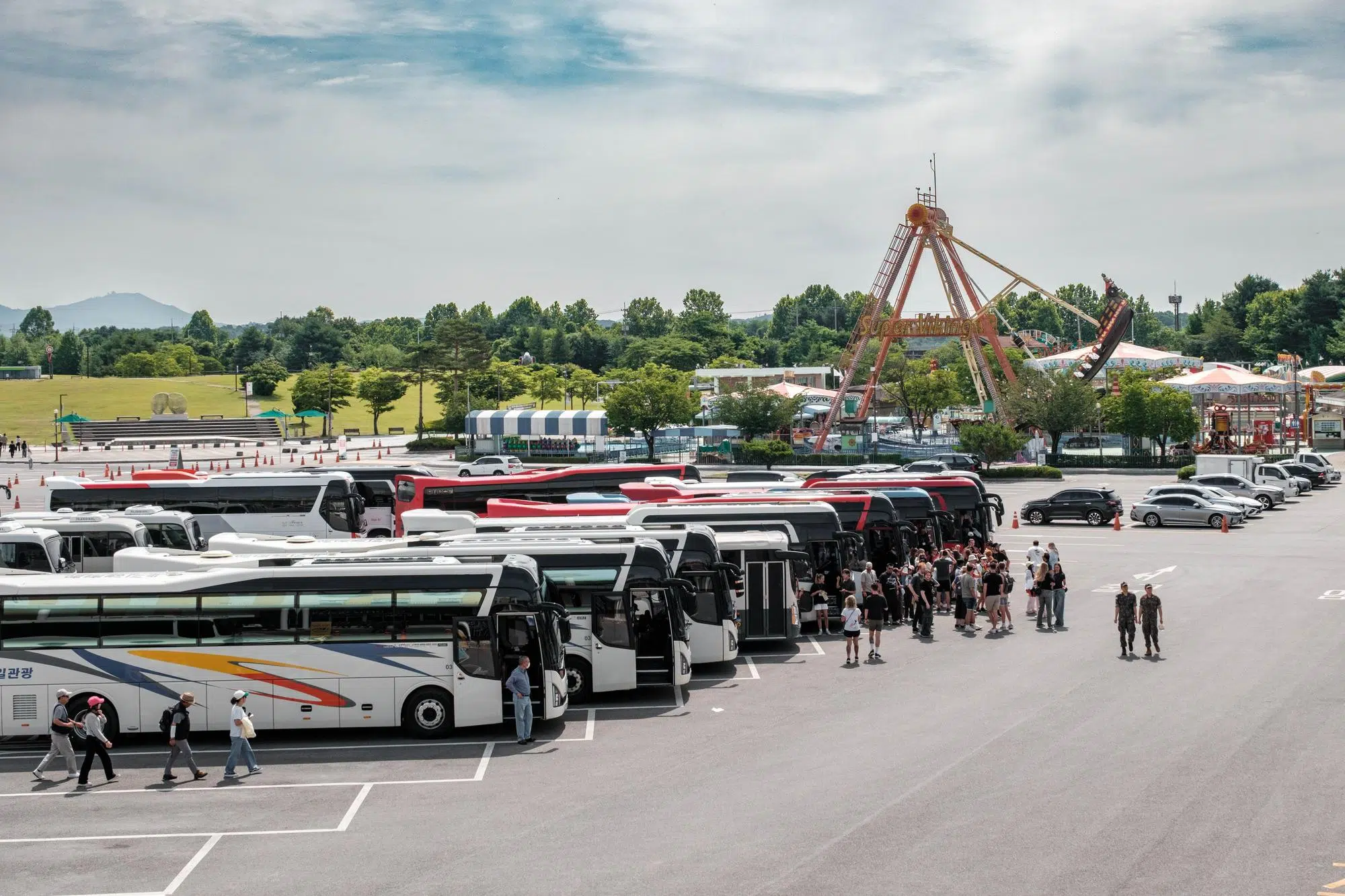 paju-imjingak-parking-tourist-coach Tourist buses in the parking lot of the Imjingak complex (June 2026).