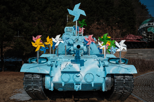 An old tank transformed into a work of art in the Peace Dam Security Theme Park, Hwacheon (February 2025).