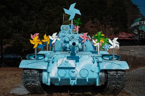An old tank transformed into a work of art in the Peace Dam Security Theme Park, Hwacheon (February 2025).