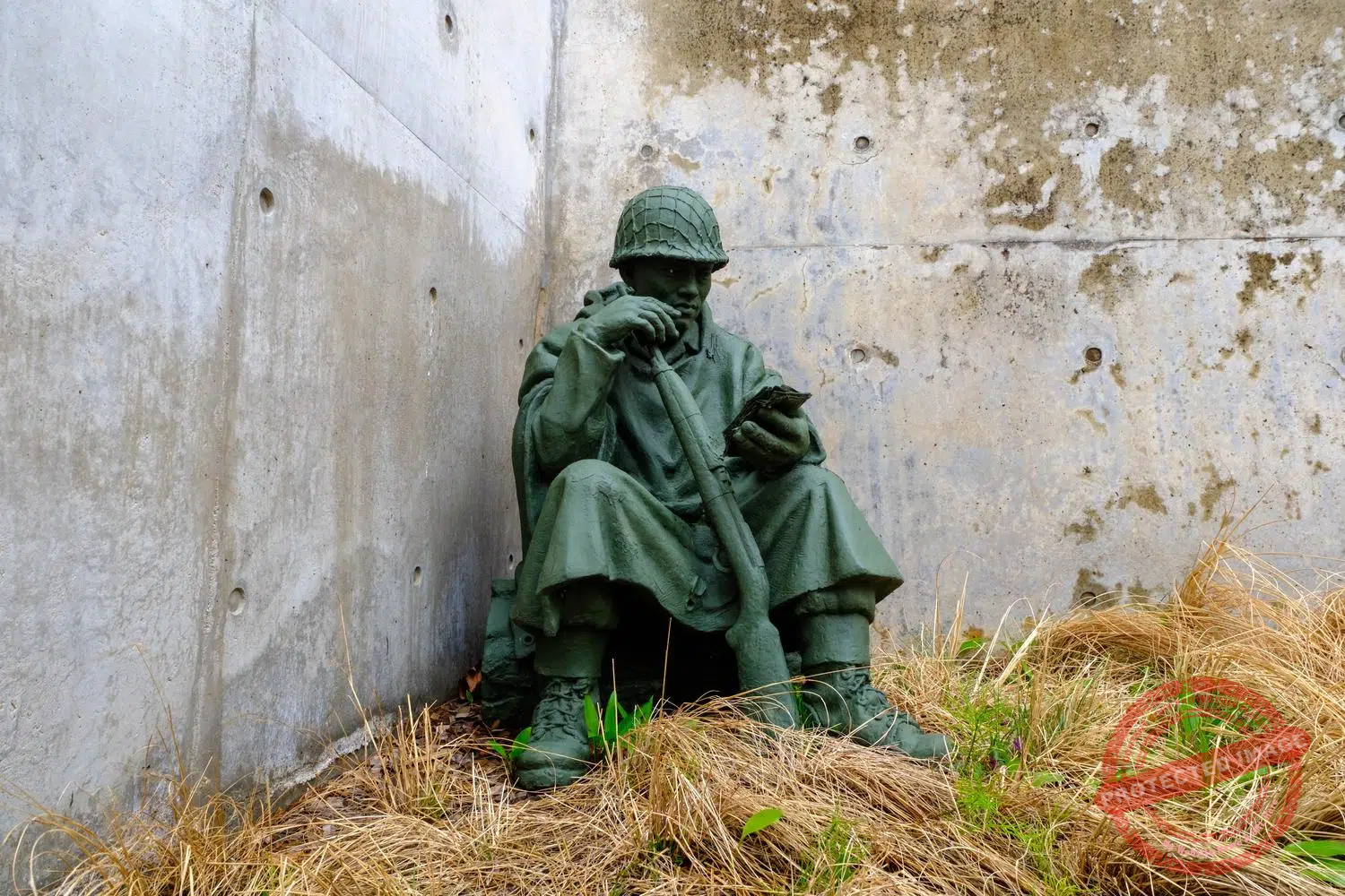 Bimok (비목), which means "wooden grave", is a word used to describe the graves dug in haste for soldiers killed during the Korean War, often marked with branches and equipment that belonged to the deceased, such as a helmet. The expression was immortalized in the 1970s by a song written by Han Myung-hee, who during his military service in the DMZ stumbled across one of these makeshift tombs. The bimok in the photo is a reproduction, a work of art displayed along a hiking trail in the Punchbowl (May 2025).