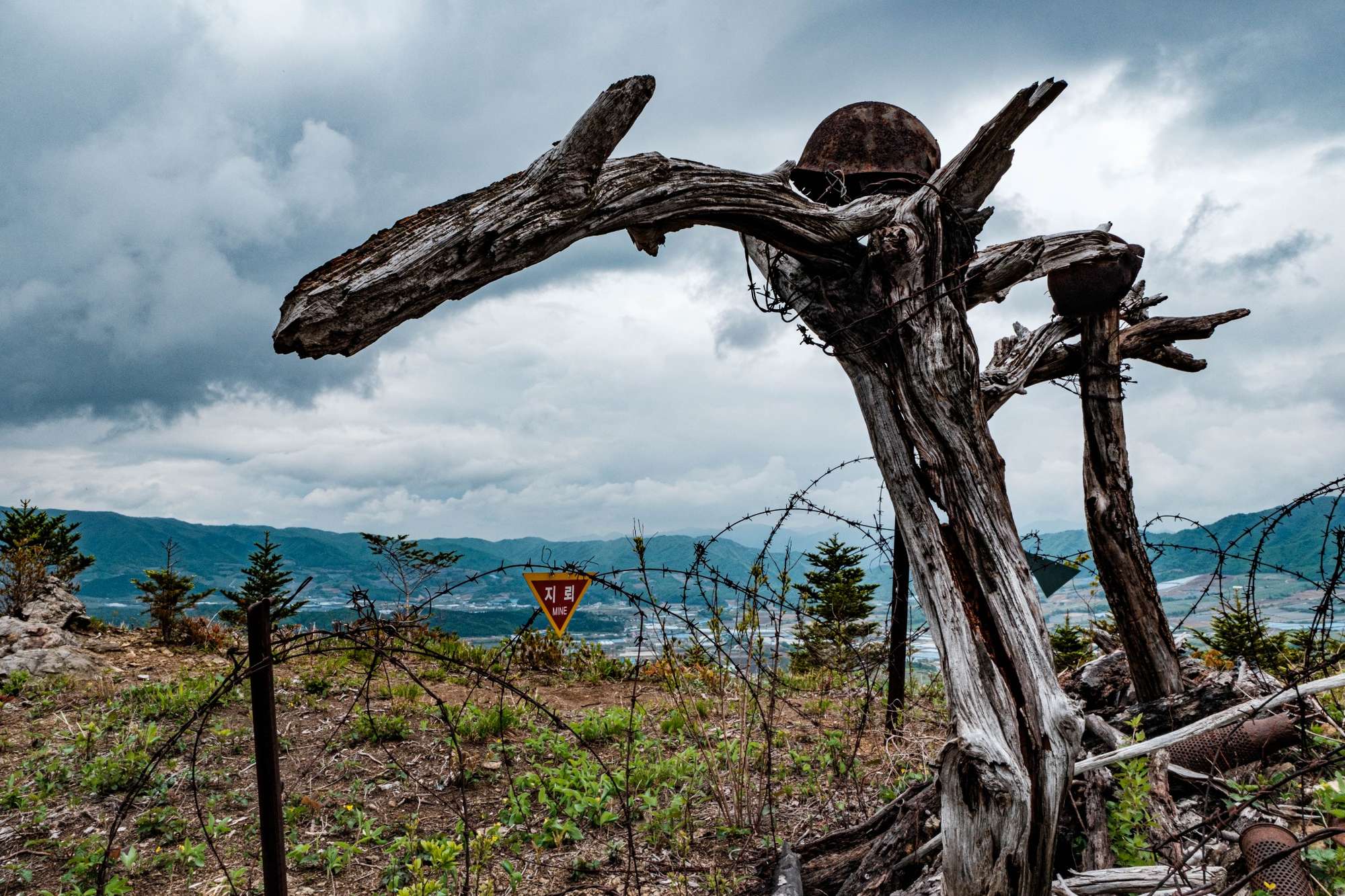 Reconstitution of “bimok” - makeshift graves dug on battlefields during the Korean War, made of pieces of wood and personal objects of the deceased - on a hiking trail in the Punchbowl (May 2025).