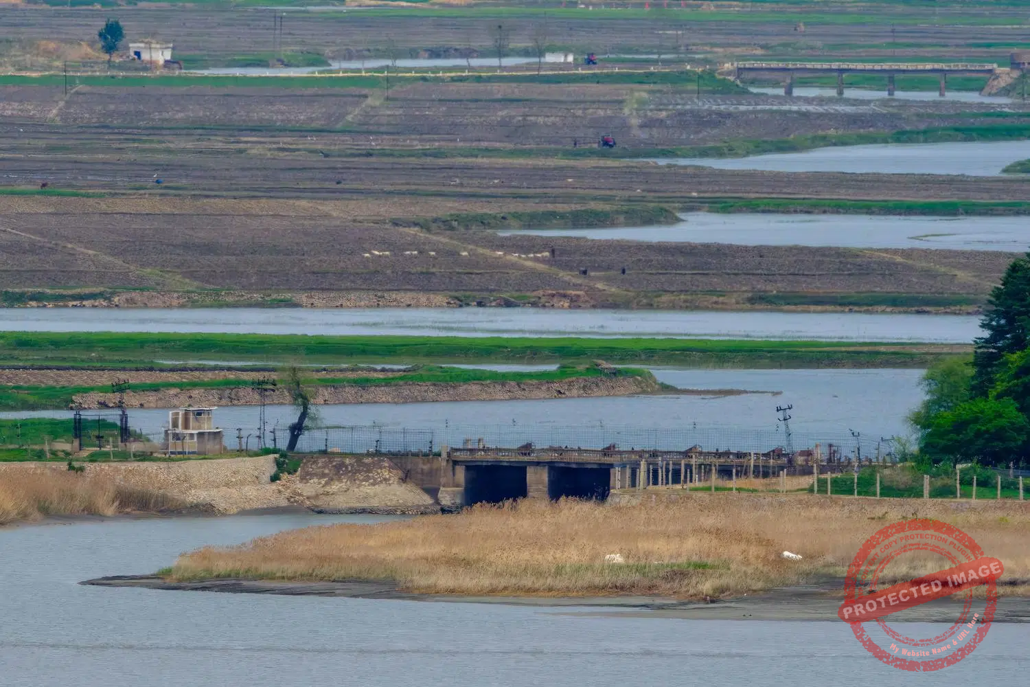 yeseong-gang-north-korea-samdal-ri A North Korean security dam on the Yeseong River, which flows into the Han River estuary opposite South Korea, designed to prevent infiltration and, above all, defections (May 2025).